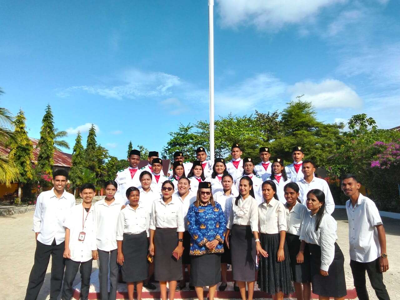 Foto Bersama Kepala Sekolah, Dewan Guru dan Paskibraka SMA PGRI DOBO 2025